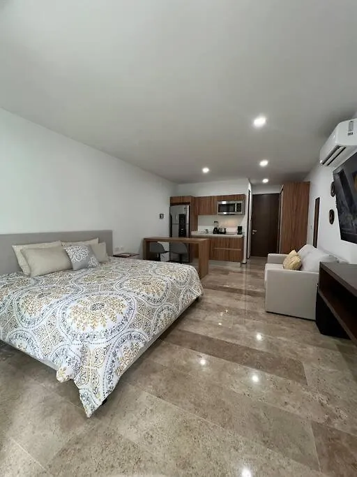 Contactos de Bello Condo Media Cuadra De 5 Avenida